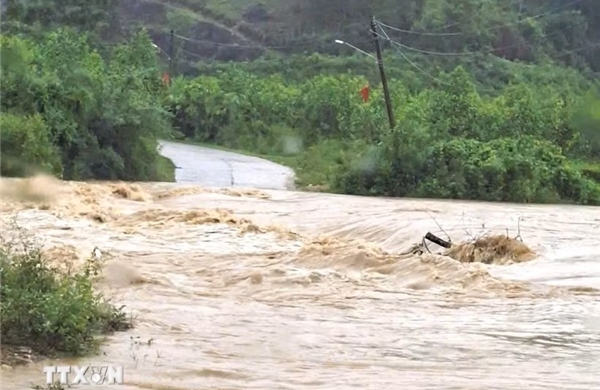 Mưa lớn gây ngập lụt, chia cắt nhiều khu vực ở Nghệ An
