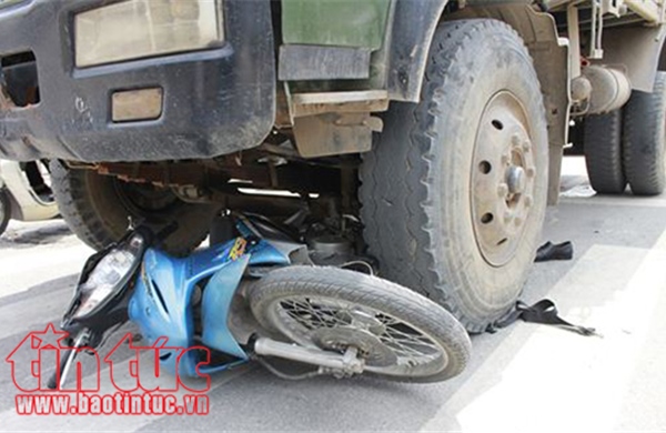 Thành phố Hồ Chí Minh: Xe tải nghi mất phanh gây tai nạn làm 2 người thương vong