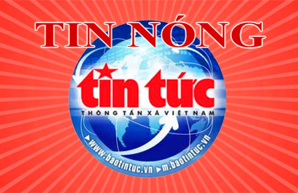 Xe tải chở thép bị lật trên đường dẫn cao tốc Cam Lâm - Nha Trang, 2 người tử vong