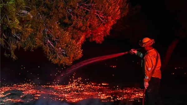 Hoả hoạn từ đám cháy cỏ thiêu rụi khu vực rộng lớn tại California, Mỹ
