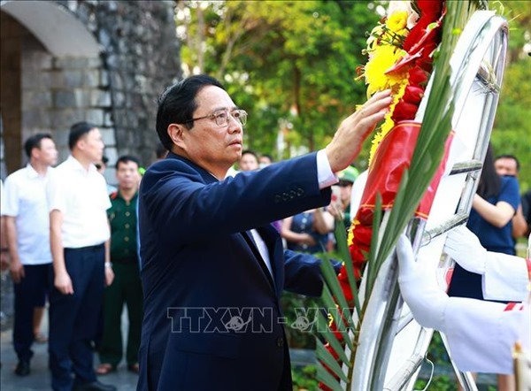 Thủ tướng dâng hương tưởng niệm các Anh hùng, liệt sĩ tại Điện Biên Phủ