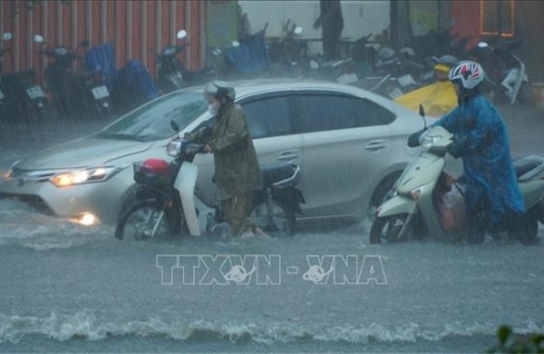 Cần Thơ: Nhiều tuyến đường ngập nặng sau trận mưa lớn kéo dài hơn 2 giờ