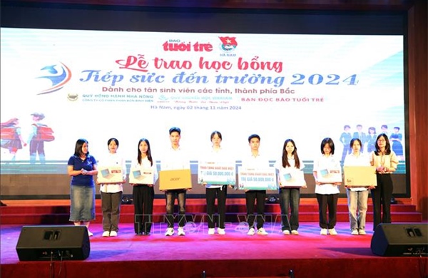 &#39;Tiếp sức đến trường&#39; cho 132 sinh viên học giỏi, vượt khó khu vực phía Bắc