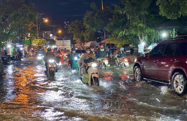 Triều cường ở mức cao, mưa lớn, gió mạnh và sóng cao trên đất liền và trên biển