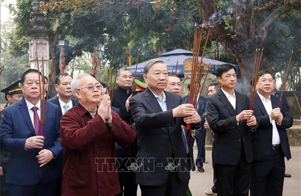 Tổng Bí thư Tô Lâm dâng hương tại Khu Di tích lịch sử quốc gia Đền Trần