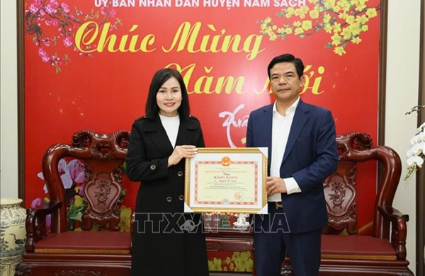 Khen thưởng một phụ nữ dũng cảm cứu 3 em nhỏ đuối nước