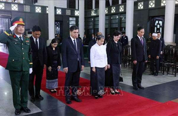 Đoàn đại biểu cấp cao Đảng Nhân dân Campuchia viếng nguyên Chủ tịch nước Trần Đức Lương