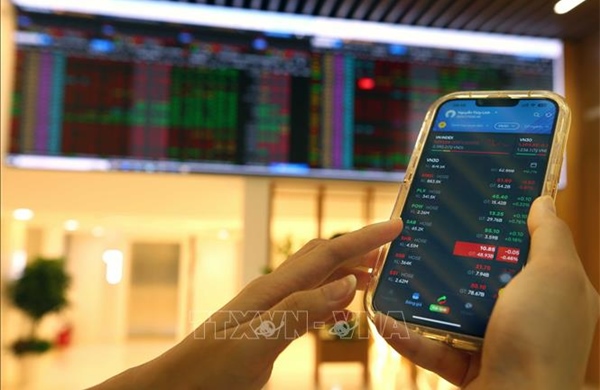 Cổ phiếu lớn nâng đỡ thị trường, VN-Index đi ngang trong phiên 25/6