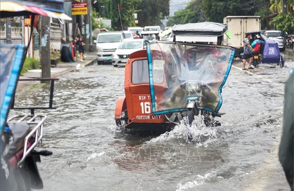 Hàng nghìn người Philippines sơ tán do lũ lụt sau bão Wipha