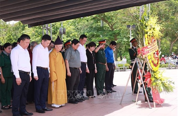 Thủ tướng Phạm Minh Chính dâng hương tưởng niệm các Anh hùng liệt sĩ tại Quảng Trị
