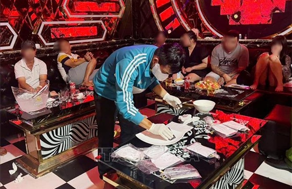 Phát hiện 23 khách và nhân viên quán karaoke dương tính với ma túy