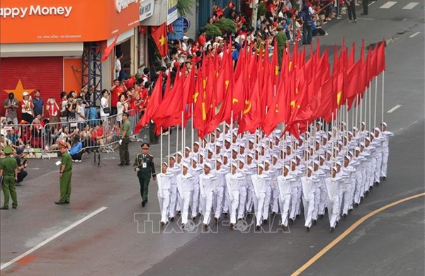 Người dân náo nức chào đón các khối diễu binh, diễu hành trong Lễ tổng duyệt A80
