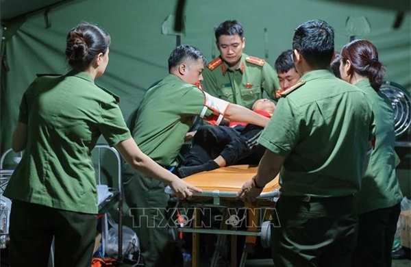 Trạm y tế dã chiến cấp cứu kịp thời một người dân bị ngã, co giật khi chờ xem tổng duyệt