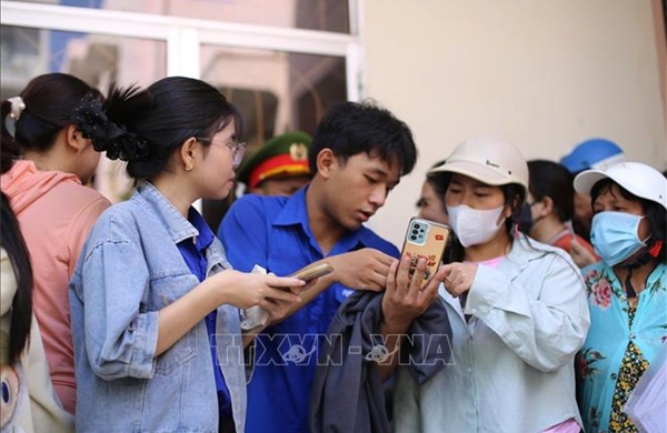 Người dân phấn khởi nhận quà Quốc khánh 2/9