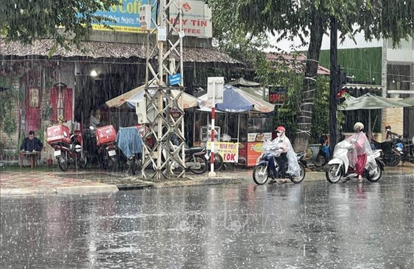 Cục bộ mưa lớn trên 100mm ở đất liền và gió giật mạnh, sóng cao, biển động rất mạnh trên biển