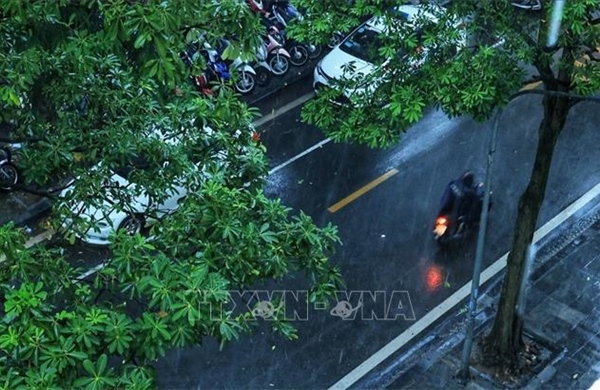 Cảnh báo mưa dông kèm lốc sét, gió giật mạnh khu vực nội thành Hà Nội