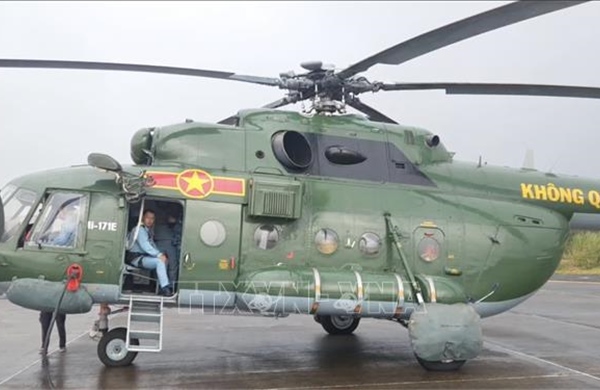 Trực thăng Trung đoàn Không quân 930 vận chuyển hàng tiếp tế cho người dân vùng lũ