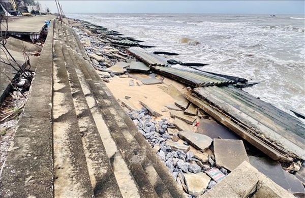 Kè biển Nhật Lệ chưa nghiệm thu đã ‘tan nát’ trước sóng dữ