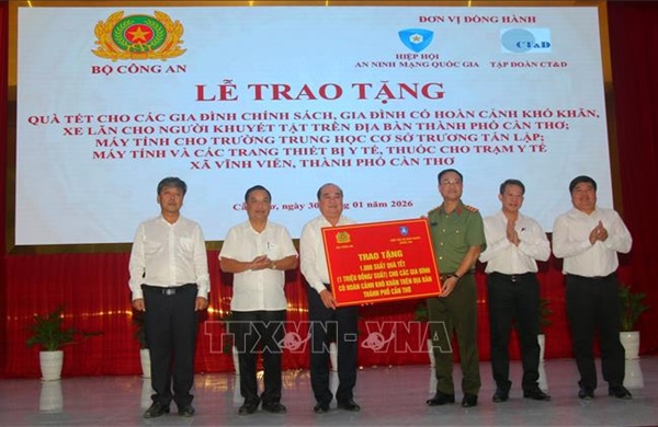 Bộ Công an trao tặng quà Tết ở Cần Thơ