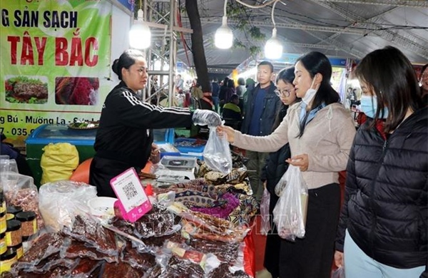 Chợ Tết Công đoàn thiết thực chăm lo người lao động