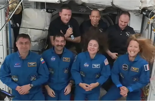 Tàu vũ trụ của SpaceX kết nối thành công với ISS