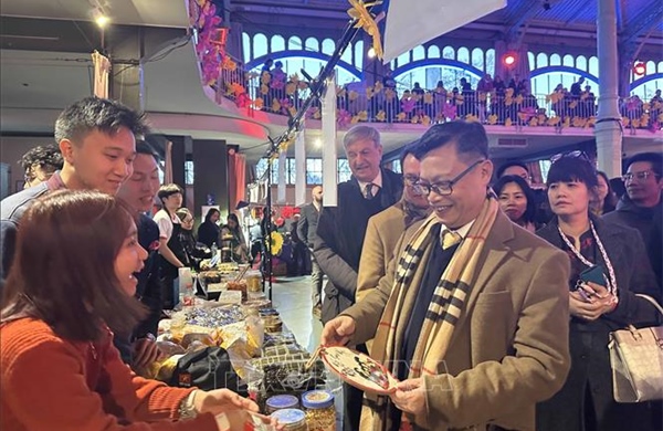 Phiên chợ Tết cộng đồng thắt chặt tình hữu nghị Việt - Pháp