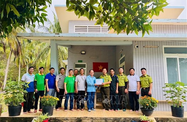 Gói ghém tình quê, gửi người giữ rừng nơi đầu sóng