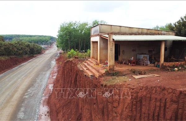 Đồng Nai: Nhiều nhà dân ‘treo cao’ sau khi hạ cốt nền đường ĐT.753
