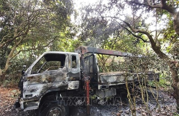 Vướng dây điện, xe cẩu cháy khiến lái xe tử vong