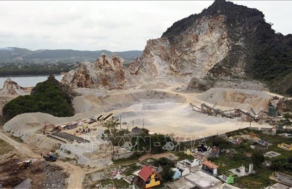 Nổ mìn khai thác đá tại mỏ Lèn (Quảng Trị) làm nhiều nhà dân bị thủng mái