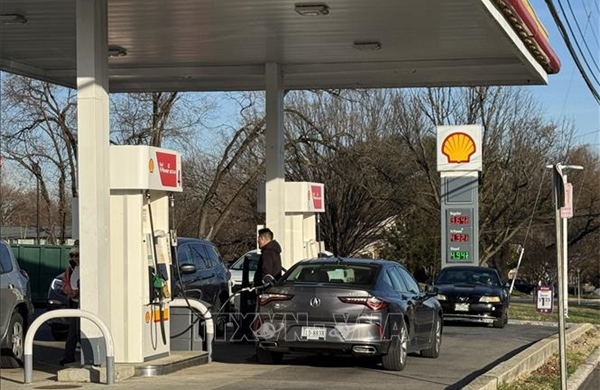 Giá dầu giảm 2% khi phía Iran xem xét đề xuất hòa bình của Mỹ