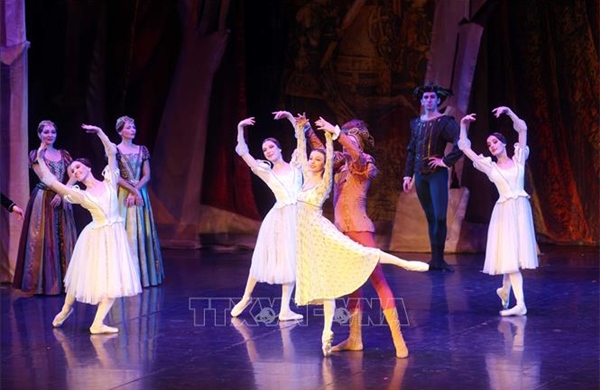Các nghệ sĩ ballet danh tiếng biểu diễn tác phẩm kinh điển 'Romeo and Juliet' ở Hà Nội