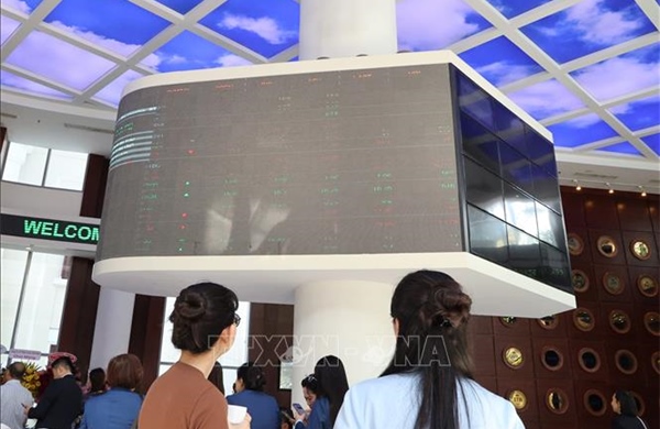 VN-Index lùi dưới mốc 1.675 điểm