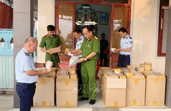 Kiểm tra cơ sở sản xuất kem trộn ‘3 không’ bán 500 đơn mỗi ngày