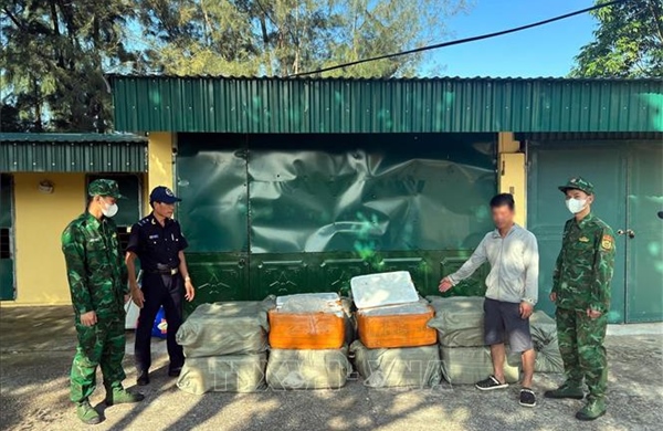 Phát hiện một bè mảng vận chuyển lượng lớn thực phẩm không rõ nguồn gốc