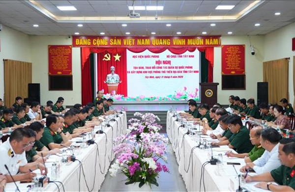 Tọa đàm về quân sự, quốc phòng và xây dựng khu vực phòng thủ