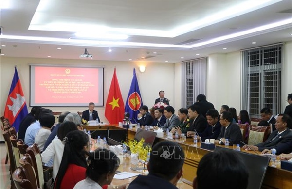 Trưởng Ban Tuyên giáo và Dân vận Trung ương gặp gỡ cộng đồng người Việt Nam tại Campuchia