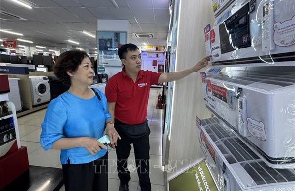 Nắng nóng kéo dài, thị trường điện máy Hà Nội ‘tăng nhiệt’
