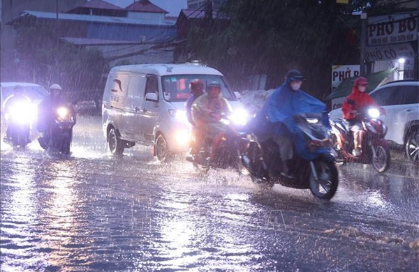Cảnh báo mưa dông kèm lốc sét và mưa đá ở Hà Nội