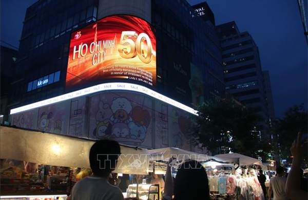 Hình ảnh kỷ niệm 50 năm Thành phố mang tên Bác được trình chiếu tại trung tâm Seoul