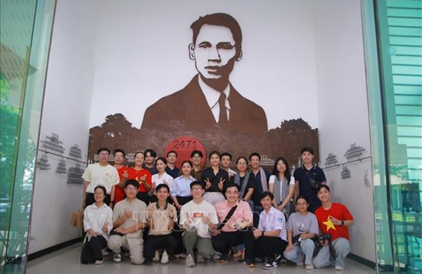 Lưu học sinh Việt Nam tại Thái Lan về nguồn theo dấu chân Bác Hồ
