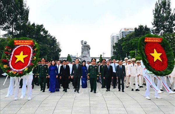 Tưởng nhớ các Anh hùng liệt sĩ, đồng bào đã hy sinh vì Tổ quốc