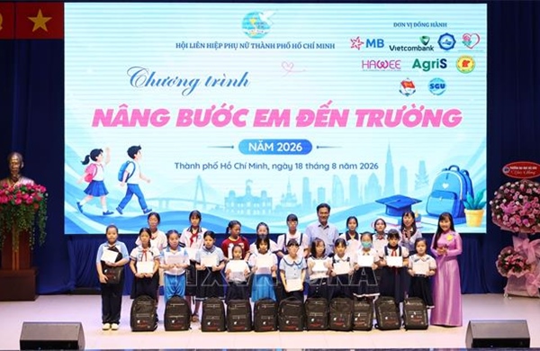 Trao 500 suất học bổng ‘Nâng bước em đến trường’
