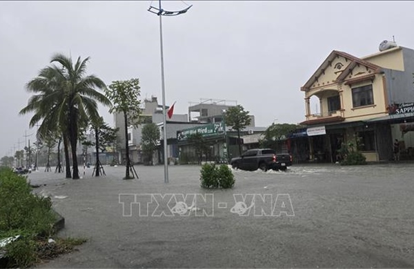 Công an tỉnh Quảng Ninh hỗ trợ, ứng cứu người dân gặp nạn trong bão số 4