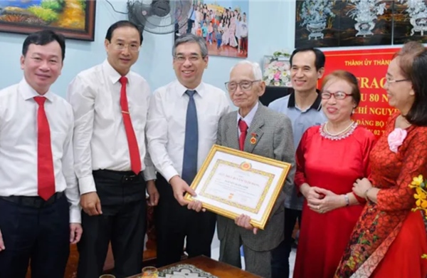 Trao Huy hiệu 80 năm tuổi Đảng cho cán bộ lão thành 103 tuổi