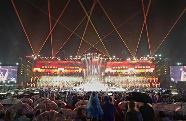 Đông đảo nhân dân, du khách đội mưa thưởng thức concert ‘Quảng Ninh - Thành phố rạng rỡ tương lai’