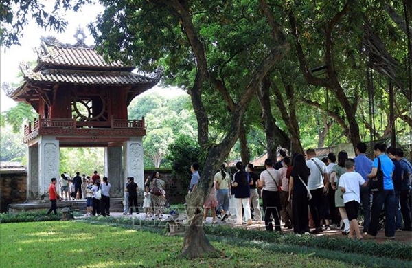 Hà Nội tấp nập người dân, du khách vui chơi dịp Quốc khánh