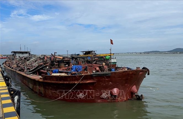 Bắt giữ tàu chở cát không rõ nguồn gốc trên vùng biển Cần Giờ
