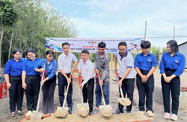 Lan tỏa yêu thương, tiếp sức học sinh khó khăn đến trường