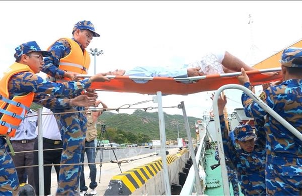 Vụ tàu cá gặp nạn trên biển: Điều trị 3 ngư dân bị thương ngay khi vào bờ